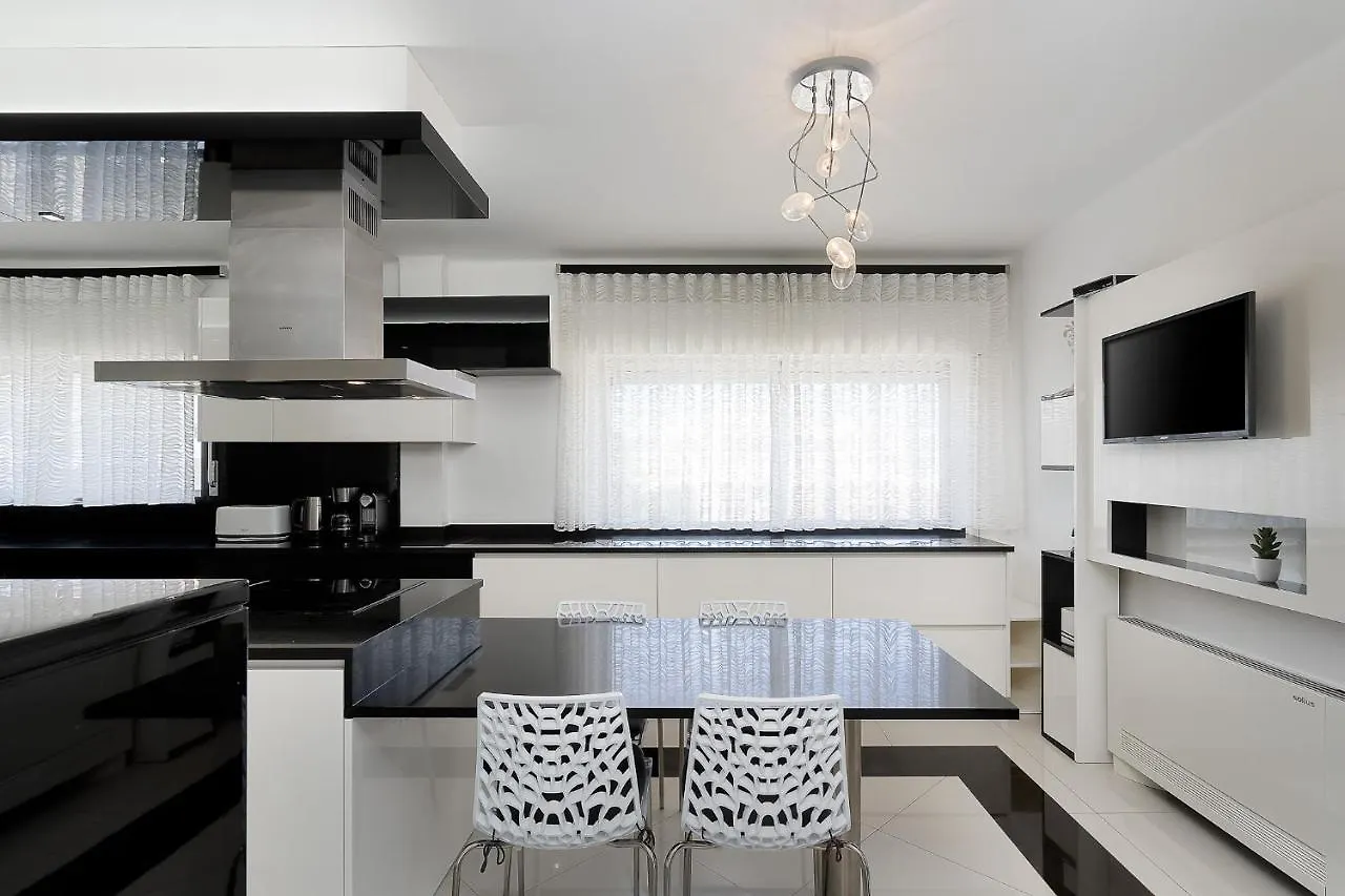 Deluxe 4Bdr House W/ Pool By Lovelystay Portimao Holiday home